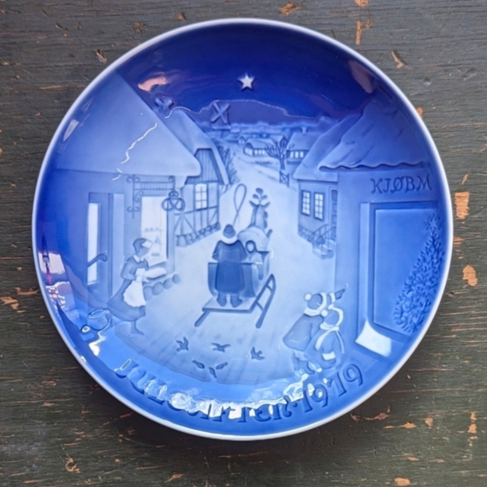 White Christmas, Vintage 1979 Bing & Grøndahl blue and white plate